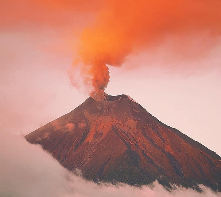 Tungurahua volcano active since August 19, 1999