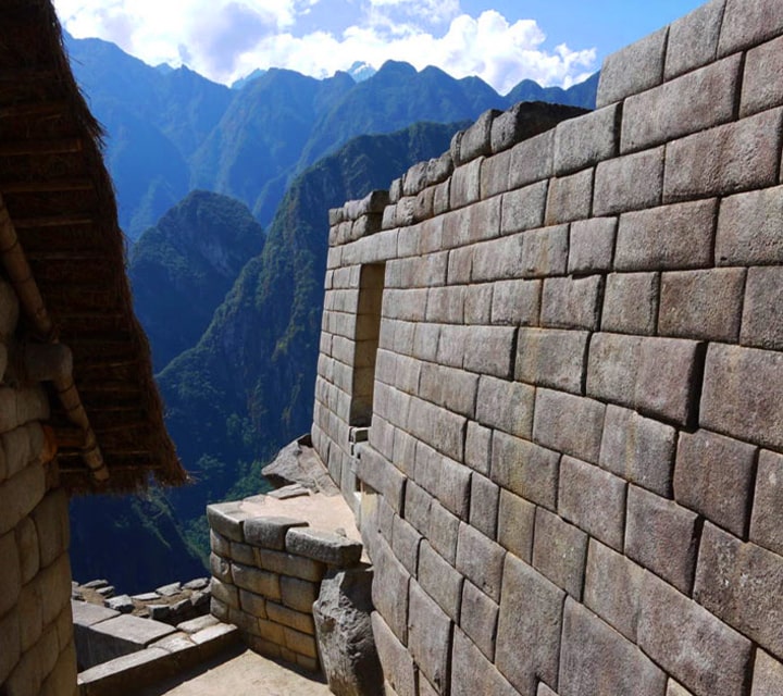 Machu Picchu structures, an ingenious building technique to withstand earthquakes