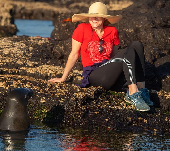 lady with sunhat and sea lion